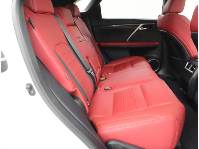 ＲＸ ＲＸ３００　Ｆスポーツ　パノラミックビューモニター　ムーンルーフ（チルト＆スライド式）　ホイールロックナット　フロアマット（タイプＦ）　ナンバーフレーム　ＦＳＰＯＲＴ専用本革／ＦＳＰＯＲＴ専用フレアレッド／レーザーカット本杢（5枚目）