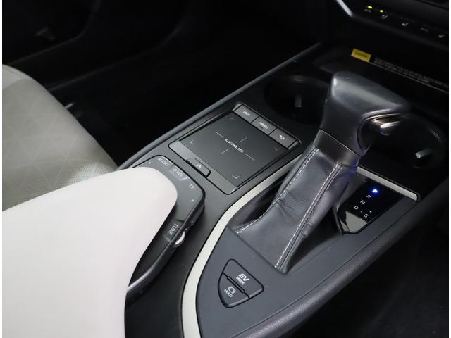 UX UX250h バージョンL 非認定中古車 カラーヘッドアップディスプレイ パノラミックビューモニター 設置型充電ムーンルーフ(チルト&アウタースライド式)純正ドライブレコーダー装備ランフラットタイヤ装備(225/50/RF18)(16枚目)