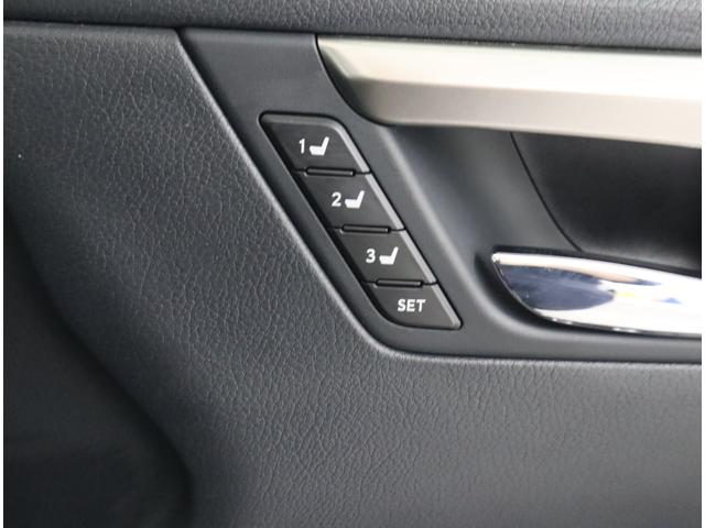 RX RX450h バージョンL 非認定中古車 235/55R20(セレクタブルカラートリムホイール) ルーフレール パノラマルーフ(アウタースライド式) スカッフイルミネーション ナンバーフレーム ロックナット(16枚目)