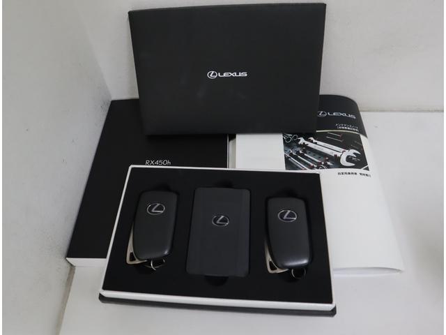 RX RX450h バージョンL 非認定中古車 235/55R20(セレクタブルカラートリムホイール) ルーフレール パノラマルーフ(アウタースライド式) スカッフイルミネーション ナンバーフレーム ロックナット(48枚目)