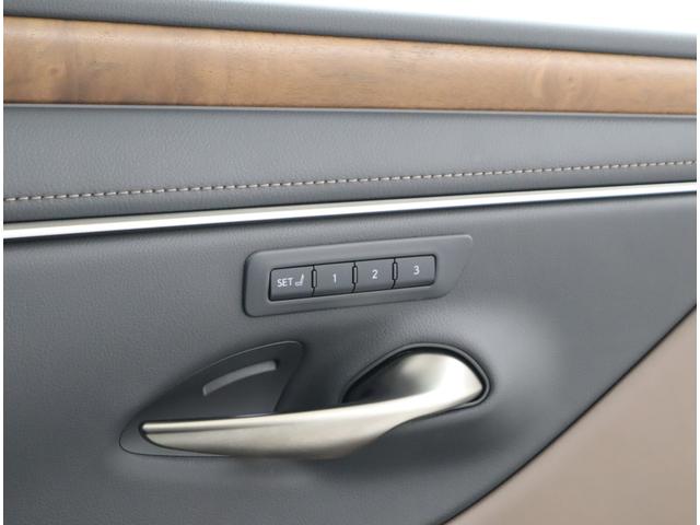 ES ES300h バージョンL セミアニリン本革/モーヴ/ウォールナット(オープンフィニッシュ/ダークブラウン) リヤスポイラー(24枚目)