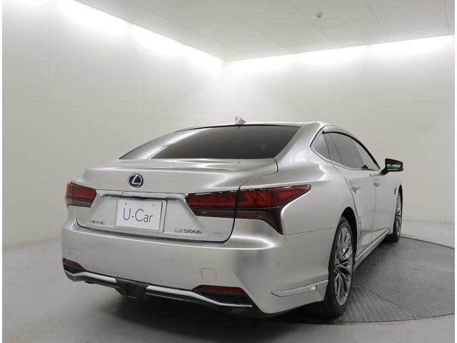 ＬＳ ＬＳ５００ｈ　エグゼクティブ　アドバンスドドライブ　セミアニリン本革／ホワイト／レザーカットスペシャル（ブラック）　銀影ラスター　２４５／４５Ｒ２０ランフラットタイヤ＆ノイズリダクションアルミ（スパッタリング塗装）（8枚目）