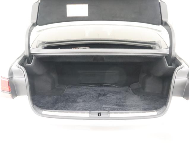 ＬＳ ＬＳ５００ｈ　エグゼクティブ　アドバンスドドライブ　セミアニリン本革／ホワイト／レザーカットスペシャル（ブラック）　銀影ラスター　２４５／４５Ｒ２０ランフラットタイヤ＆ノイズリダクションアルミ（スパッタリング塗装）（13枚目）