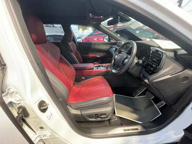 RX RX500h Fスポーツパフォーマンス 非認定中古車Fsport Per.FSPORT専用オレンジブレーキキャリパー(フロントLEXUSロゴ)ルーフレール輻射ヒーター(運転席・助手席)パノラマルーフチルト&アウタースライド式)ラゲージマット(14枚目)