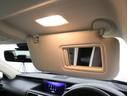 運転席、助手席に照明付きバニティミラーを装備。お化粧直しに便利です。