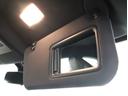 照明付きバニティーミラーを運転席と助手席に装備