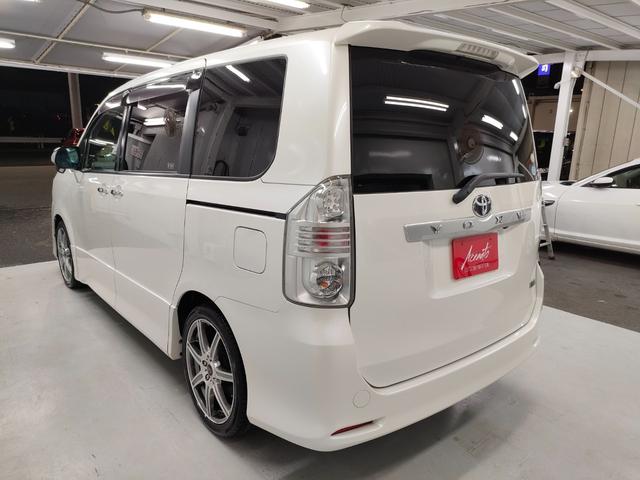 ヴォクシー ＺＳ　煌　禁煙車　リアカーテン６枚　マナレイスポーツ１８インチアルミホイール　社外サスペンション＆ショックアブソーバー　両側電動スライドドア　スマートキー　シートカバー　前後ドラレコ　ＬＥＤルームランプ（5枚目）
