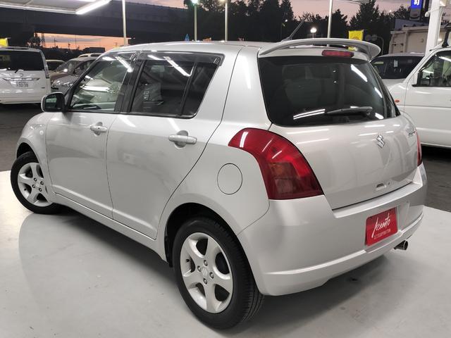 スイフト １．３ＸＧ　リミテッド　禁煙車　特別仕様車　５速マニュアルミッション　本革巻きステアリング　スマートキー　オートエアコン　社外シフトノブ　純正フロアマット　純正ドアバイザー　Ｗエアバッグ　ＡＢＳ　ヘアラインアルミ調オーディオ（5枚目）