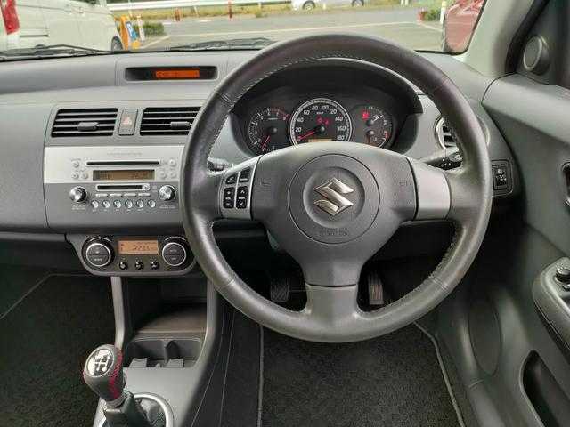 スイフト １．３ＸＧ　リミテッド　禁煙車　特別仕様車　５速マニュアルミッション　本革巻きステアリング　スマートキー　オートエアコン　社外シフトノブ　純正フロアマット　純正ドアバイザー　Ｗエアバッグ　ＡＢＳ　ヘアラインアルミ調オーディオ（8枚目）