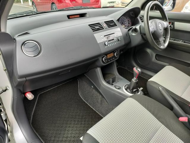 スイフト １．３ＸＧ　リミテッド　禁煙車　特別仕様車　５速マニュアルミッション　本革巻きステアリング　スマートキー　オートエアコン　社外シフトノブ　純正フロアマット　純正ドアバイザー　Ｗエアバッグ　ＡＢＳ　ヘアラインアルミ調オーディオ（12枚目）