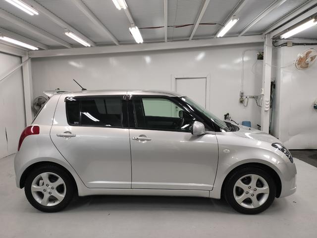 スイフト １．３ＸＧ　リミテッド　禁煙車　特別仕様車　５速マニュアルミッション　本革巻きステアリング　スマートキー　オートエアコン　社外シフトノブ　純正フロアマット　純正ドアバイザー　Ｗエアバッグ　ＡＢＳ　ヘアラインアルミ調オーディオ（22枚目）