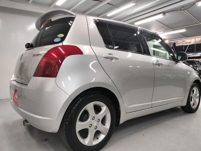 スイフト １．３ＸＧ　リミテッド　禁煙車　特別仕様車　５速マニュアルミッション　本革巻きステアリング　スマートキー　オートエアコン　社外シフトノブ　純正フロアマット　純正ドアバイザー　Ｗエアバッグ　ＡＢＳ　ヘアラインアルミ調オーディオ（23枚目）