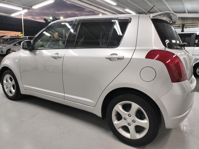 スイフト １．３ＸＧ　リミテッド　禁煙車　特別仕様車　５速マニュアルミッション　本革巻きステアリング　スマートキー　オートエアコン　社外シフトノブ　純正フロアマット　純正ドアバイザー　Ｗエアバッグ　ＡＢＳ　ヘアラインアルミ調オーディオ（25枚目）