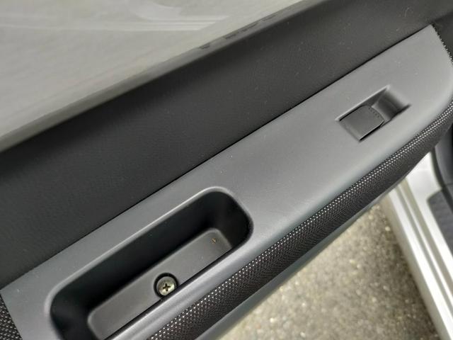 スイフト １．３ＸＧ　リミテッド　禁煙車　特別仕様車　５速マニュアルミッション　本革巻きステアリング　スマートキー　オートエアコン　社外シフトノブ　純正フロアマット　純正ドアバイザー　Ｗエアバッグ　ＡＢＳ　ヘアラインアルミ調オーディオ（47枚目）