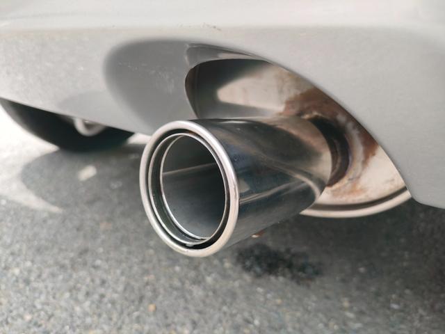 スイフト １．３ＸＧ　リミテッド　禁煙車　特別仕様車　５速マニュアルミッション　本革巻きステアリング　スマートキー　オートエアコン　社外シフトノブ　純正フロアマット　純正ドアバイザー　Ｗエアバッグ　ＡＢＳ　ヘアラインアルミ調オーディオ（68枚目）