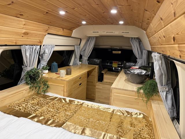 ハイエースバン 　キャンピングカー　バンライフ　総板張り　全面断熱　８００Ｗソーラー　キャリア　家庭用エアコン　シャワー　リン酸鉄リチウムイオンバッテリー６００Ａｈ　ダブルベッド　冷蔵庫　シンク（4枚目）