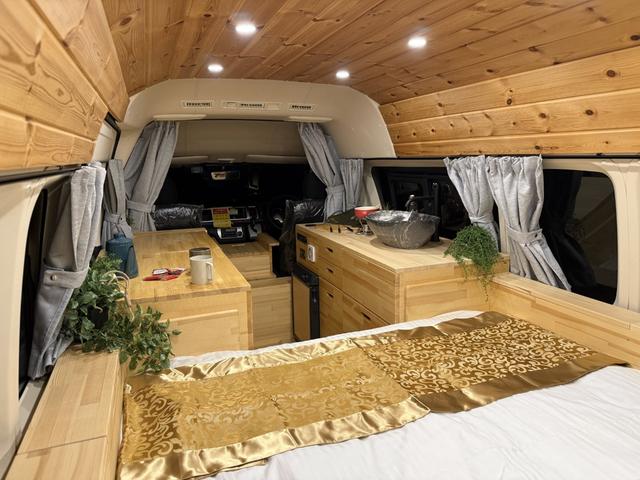 ハイエースバン 　キャンピングカー　バンライフ　総板張り　全面断熱　８００Ｗソーラー　キャリア　家庭用エアコン　シャワー　リン酸鉄リチウムイオンバッテリー６００Ａｈ　ダブルベッド　冷蔵庫　シンク（5枚目）