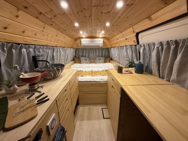 ハイエースバン 　キャンピングカー　バンライフ　総板張り　全面断熱　８００Ｗソーラー　キャリア　家庭用エアコン　シャワー　リン酸鉄リチウムイオンバッテリー６００Ａｈ　ダブルベッド　冷蔵庫　シンク（7枚目）