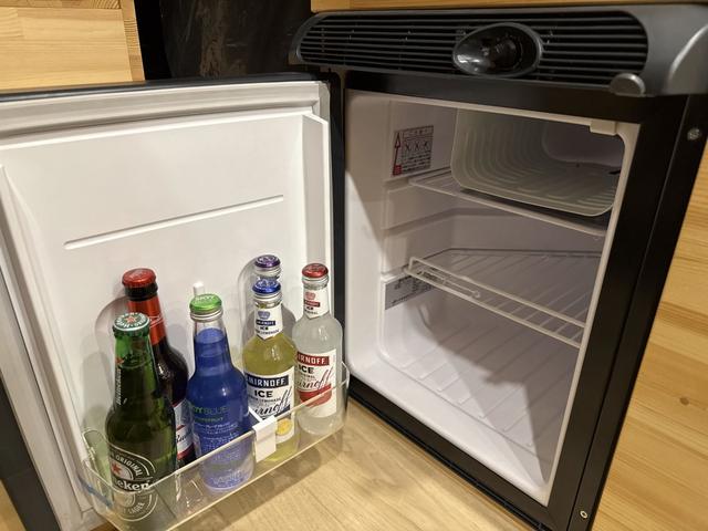 ハイエースバン 　キャンピングカー　バンライフ　総板張り　全面断熱　８００Ｗソーラー　キャリア　家庭用エアコン　シャワー　リン酸鉄リチウムイオンバッテリー６００Ａｈ　ダブルベッド　冷蔵庫　シンク（10枚目）