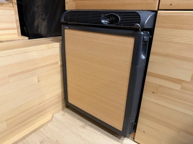 ハイエースバン 　キャンピングカー　バンライフ　総板張り　全面断熱　８００Ｗソーラー　キャリア　家庭用エアコン　シャワー　リン酸鉄リチウムイオンバッテリー６００Ａｈ　ダブルベッド　冷蔵庫　シンク（22枚目）