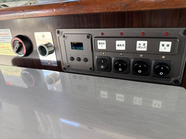 セレナ ２０Ｘ　Ｓ－ハイブリッド　ミスティック　キャンピングカー　デルフィノ　車中泊　サブバッテリーシステム　走行充電器　ＲＥＶＯシート　ベパストＦＦヒーター　２段ベッド　シンク　ベッドキット　ハイブリッド　ナビ　ＥＴＣ（8枚目）