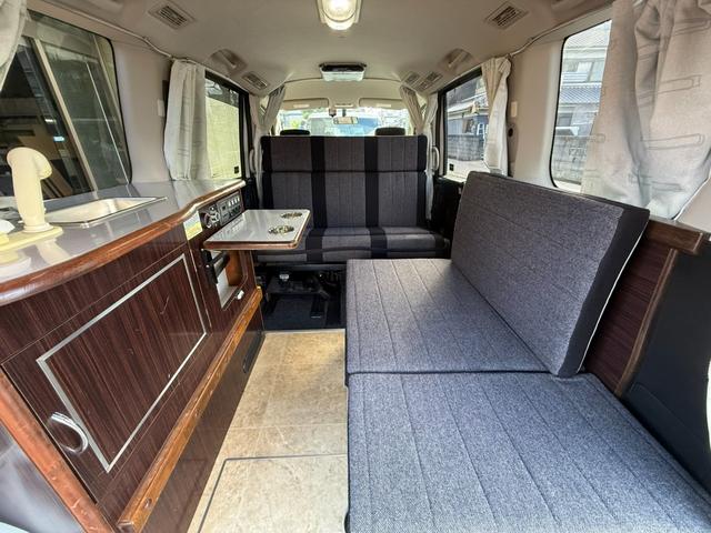 セレナ ２０Ｘ　Ｓ－ハイブリッド　ミスティック　キャンピングカー　デルフィノ　車中泊　サブバッテリーシステム　走行充電器　ＲＥＶＯシート　ベパストＦＦヒーター　２段ベッド　シンク　ベッドキット　ハイブリッド　ナビ　ＥＴＣ（12枚目）