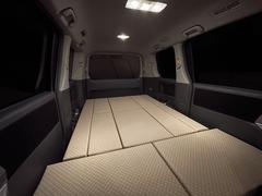 床は専用設計のループカーペットを使用。純正風のデザインで統一感、高級感があります。 4