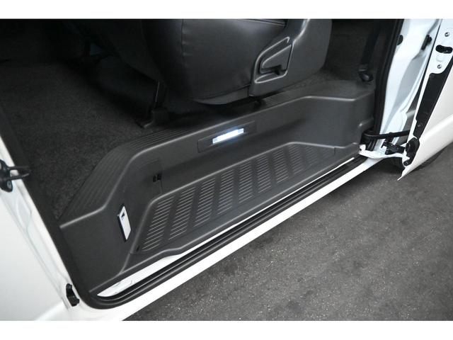ハイエースバン 　ＺＥＵＳコンプリートカーエアロ３点（Ｆ／Ｓ／Ｒ）・１７インチアルミホイール・フェンダーモール・パノラミックビューモニター・デジタルインナーミラー・ホワイトパールクリスタルシャイン・パワースライドドア（14枚目）