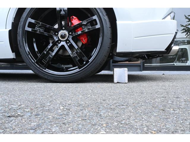 ハリアーハイブリッド Z レザーパッケージ・ナイトシェード ZEUSエアロ(F/S/R)・フロントグリル・ドアミラーカバー・カーボン調ピラーパネル・リアゲートスポイラー・2本出しマフラーカッター・22インチAW・ダウンサス・パノラマルーフ・スペアタイヤ・ITS(10枚目)