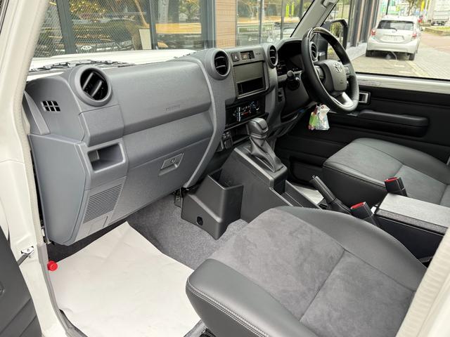 ランドクルーザー７０ ＡＸ　ＡＸ（５名）・ノーマルカー・バックカメラ　ＬＥＤヘッドライト・禁煙車・クルーズコントロール・電動デフロック　丸目ＬＥＤヘッドライト・１６インチアルミホイール・トヨタセーフティセンス（28枚目）