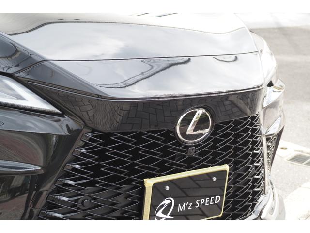 ピアノブラック仕様のフロントグリルガーニッシュが装着されております！