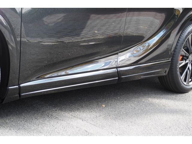 ボディ色のサイドステップが装着されております！