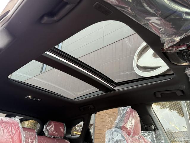 メーカーオプションのパノラマルーフが装着されております！