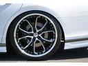 【駐車時も安心です】当社販売車両は、一般的な車輪止めの高さ(13cm)のクリアランスを確保しております。(※一部車両装備により異なります)立体のスロープも問題なく利用できますのでご安心を!