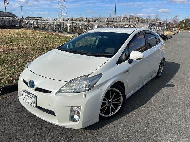 プリウス Ｓ　ローダウン／スマートキー／バックカメラ／社外アルミ／ディスプレイオーディオ／ｃａｒｐｌａｙ／Ｂｌｕｅｔｏｏｔｈ／プッシュスタート／ＥＴＣ車載器／ＬＥＤフォグランプ（3枚目）