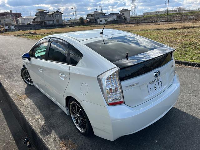 プリウス Ｓ　ローダウン／スマートキー／バックカメラ／社外アルミ／ディスプレイオーディオ／ｃａｒｐｌａｙ／Ｂｌｕｅｔｏｏｔｈ／プッシュスタート／ＥＴＣ車載器／ＬＥＤフォグランプ（6枚目）