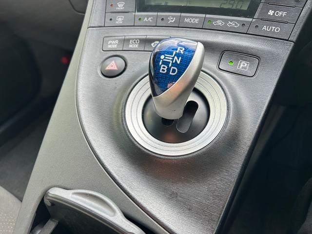 プリウス Ｓ　ローダウン／スマートキー／バックカメラ／社外アルミ／ディスプレイオーディオ／ｃａｒｐｌａｙ／Ｂｌｕｅｔｏｏｔｈ／プッシュスタート／ＥＴＣ車載器／ＬＥＤフォグランプ（8枚目）