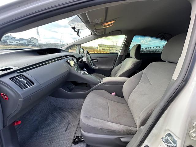 プリウス Ｓ　ローダウン／スマートキー／バックカメラ／社外アルミ／ディスプレイオーディオ／ｃａｒｐｌａｙ／Ｂｌｕｅｔｏｏｔｈ／プッシュスタート／ＥＴＣ車載器／ＬＥＤフォグランプ（12枚目）