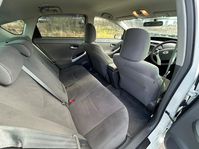 プリウス Ｓ　ローダウン／スマートキー／バックカメラ／社外アルミ／ディスプレイオーディオ／ｃａｒｐｌａｙ／Ｂｌｕｅｔｏｏｔｈ／プッシュスタート／ＥＴＣ車載器／ＬＥＤフォグランプ（26枚目）