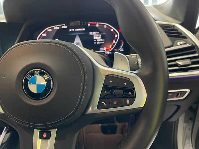 Ｍ５０ｉ　ウェルネスＰＫＧ／スカイラウンジＳＲ／ステアリングヒーター／ベンチレーション＆マッサージ付きＦシート／エアサス／５ゾーンエアコン／純正ＯＰ２２インチＡＷ／レーザーライト(12枚目)