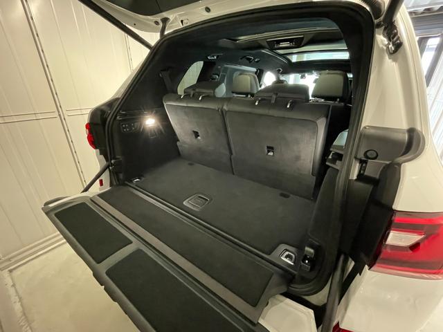 Ｘ７ Ｍ５０ｉ　ウェルネスＰＫＧ／スカイラウンジＳＲ／ステアリングヒーター／ベンチレーション＆マッサージ付きＦシート／エアサス／５ゾーンエアコン／純正ＯＰ２２インチＡＷ／レーザーライト（42枚目）