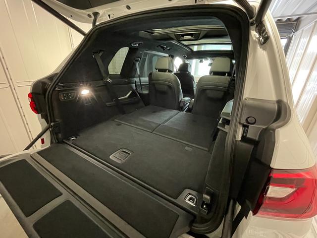 Ｘ７ Ｍ５０ｉ　ウェルネスＰＫＧ／スカイラウンジＳＲ／ステアリングヒーター／ベンチレーション＆マッサージ付きＦシート／エアサス／５ゾーンエアコン／純正ＯＰ２２インチＡＷ／レーザーライト（43枚目）