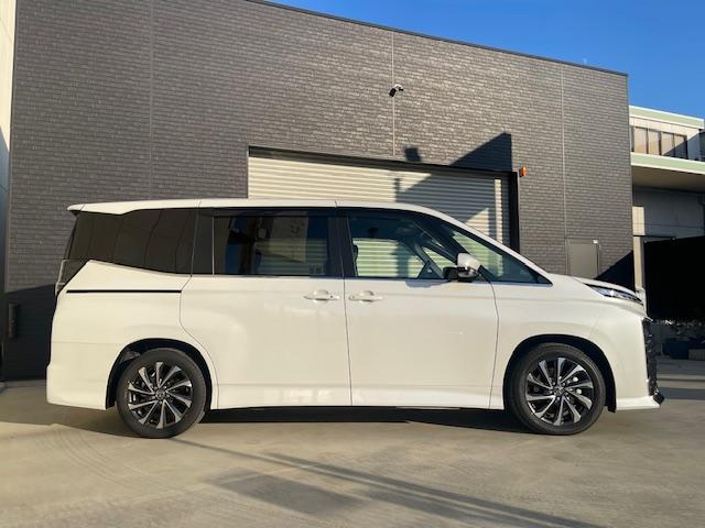 ヴォクシー ハイブリッドＳ－Ｚ　登録済未使用車／年次改モデル／ユニバーサルＳ／Ｄミラー／１３．２型有機ＥＬ後席モニタ／ＨＵＤ／ＩＴＳ／トヨタチームメイト／快適便利ＰＫＧ／ＣＤ・ＤＶＤ／フロアマットＤＸ／寒冷地仕様／ＬＥＤヘッドランプ（6枚目）