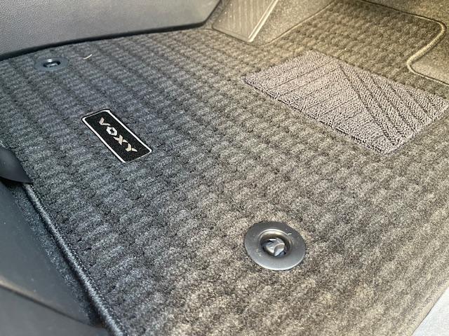 ヴォクシー ハイブリッドＳ－Ｚ　登録済未使用車／年次改モデル／ユニバーサルＳ／Ｄミラー／１３．２型有機ＥＬ後席モニタ／ＨＵＤ／ＩＴＳ／トヨタチームメイト／快適便利ＰＫＧ／ＣＤ・ＤＶＤ／フロアマットＤＸ／寒冷地仕様／ＬＥＤヘッドランプ（25枚目）