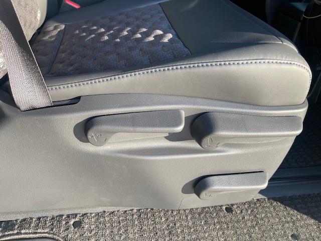 ヴォクシー ハイブリッドＳ－Ｚ　登録済未使用車／年次改モデル／ユニバーサルＳ／Ｄミラー／１３．２型有機ＥＬ後席モニタ／ＨＵＤ／ＩＴＳ／トヨタチームメイト／快適便利ＰＫＧ／ＣＤ・ＤＶＤ／フロアマットＤＸ／寒冷地仕様／ＬＥＤヘッドランプ（27枚目）