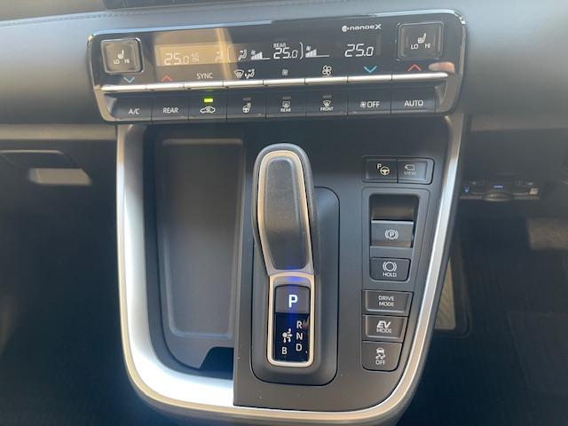 ヴォクシー ハイブリッドＳ－Ｚ　登録済未使用車／年次改モデル／ユニバーサルＳ／Ｄミラー／１３．２型有機ＥＬ後席モニタ／ＨＵＤ／ＩＴＳ／トヨタチームメイト／快適便利ＰＫＧ／ＣＤ・ＤＶＤ／フロアマットＤＸ／寒冷地仕様／ＬＥＤヘッドランプ（51枚目）