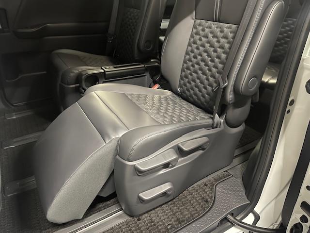 ヴォクシー ハイブリッドＳ－Ｚ　登録済未使用車／年次改モデル／ユニバーサルＳ／Ｄミラー／１３．２型有機ＥＬ後席モニタ／ＨＵＤ／ＩＴＳ／トヨタチームメイト／快適便利ＰＫＧ／ＣＤ・ＤＶＤ／フロアマットＤＸ／寒冷地仕様／ＬＥＤヘッドランプ（56枚目）