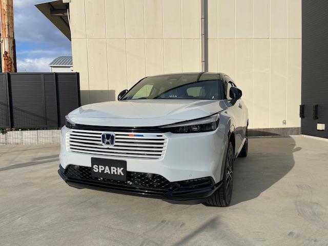 ヴェゼル ｅ：ＨＥＶ　Ｚ・ＰＬａＹパッケージ　登録済未使用車／パノラマルーフ／電動リアゲート／追従クルコン／ステアリングヒーター／ブラインドスポットモニター／ワイヤレス充電／シートヒーター／ステアリングサポート／ＰＤＣ／ＥＴＣ２．０／バックカメラ（2枚目）