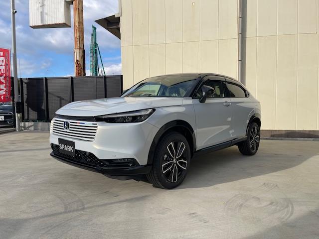 ヴェゼル ｅ：ＨＥＶ　Ｚ・ＰＬａＹパッケージ　登録済未使用車／パノラマルーフ／電動リアゲート／追従クルコン／ステアリングヒーター／ブラインドスポットモニター／ワイヤレス充電／シートヒーター／ステアリングサポート／ＰＤＣ／ＥＴＣ２．０／バックカメラ（3枚目）