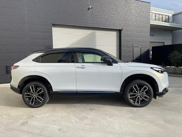 ヴェゼル ｅ：ＨＥＶ　Ｚ・ＰＬａＹパッケージ　登録済未使用車／パノラマルーフ／電動リアゲート／追従クルコン／ステアリングヒーター／ブラインドスポットモニター／ワイヤレス充電／シートヒーター／ステアリングサポート／ＰＤＣ／ＥＴＣ２．０／バックカメラ（7枚目）